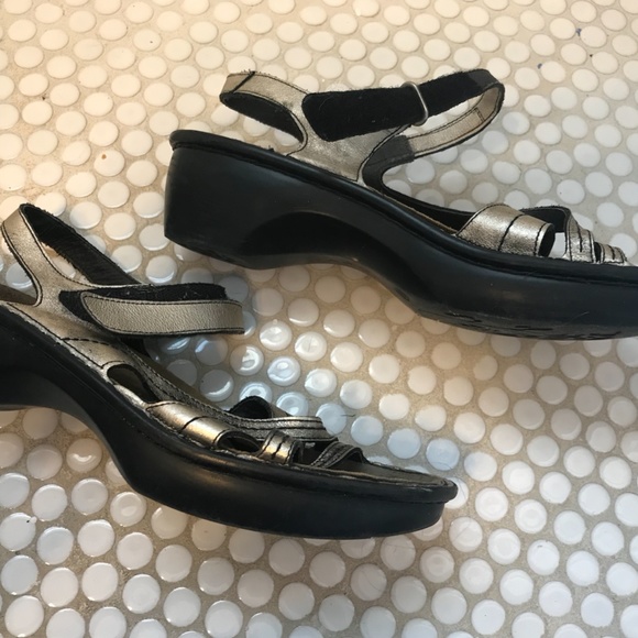 Gold leather sandals - Picture 2 of 2